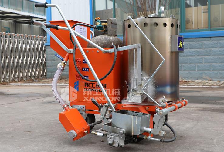 熱熔劃線機(jī)工作時(shí)注意的事項(xiàng)